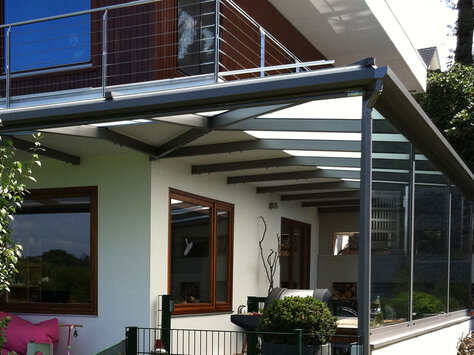 Terrassendach mit integriertem Balkon – von Tapken Alu Bau