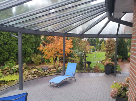 Eine überdachte Terrasse kann zum Wintergarten umgebaut werden